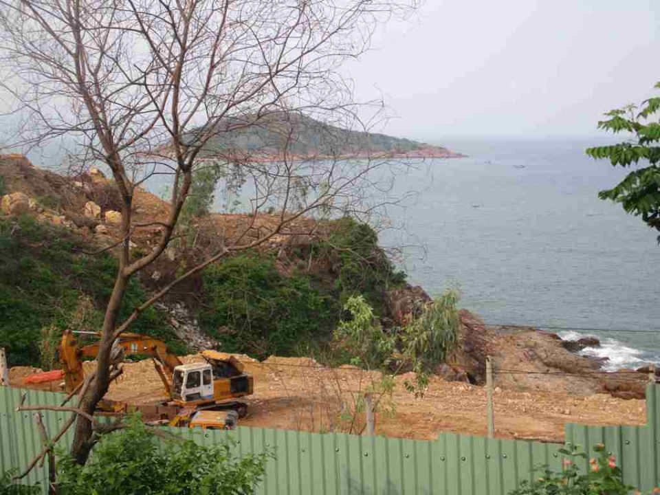 Khu dự án Khu du lịch nghỉ dưỡng Quy Nhơn Sea nằm trên mô đất cao không bằng phẳng mặt hướng ra biển 