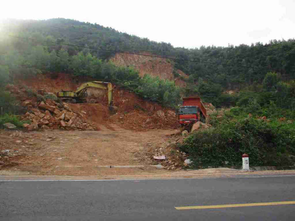 Khu vực mỏ đất núi tại khu vực 1 phường Ghềnh Ráng, TP. Quy Nhơn, Công ty TNHH Sài Gòn Max đang lấy đất, đá