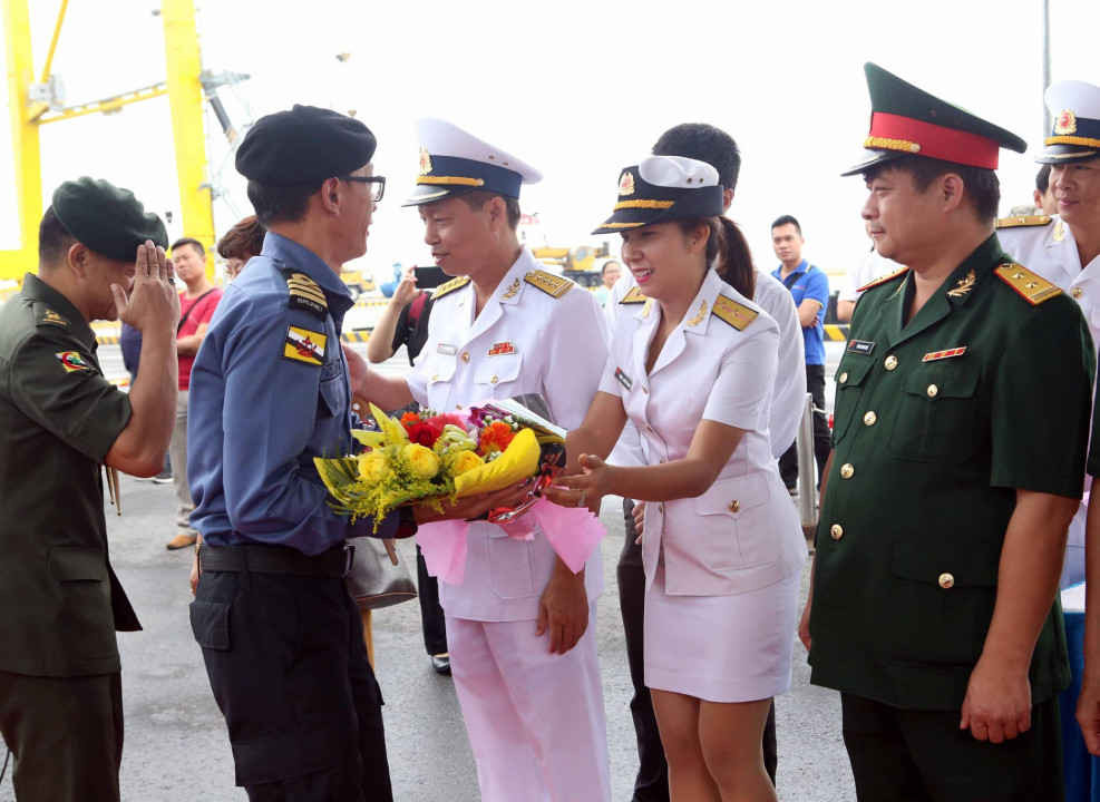 Đại diện Bộ Tư lệnh vùng 3 hải quân tặng hoa cho các sĩ quan Hải quân Brunei