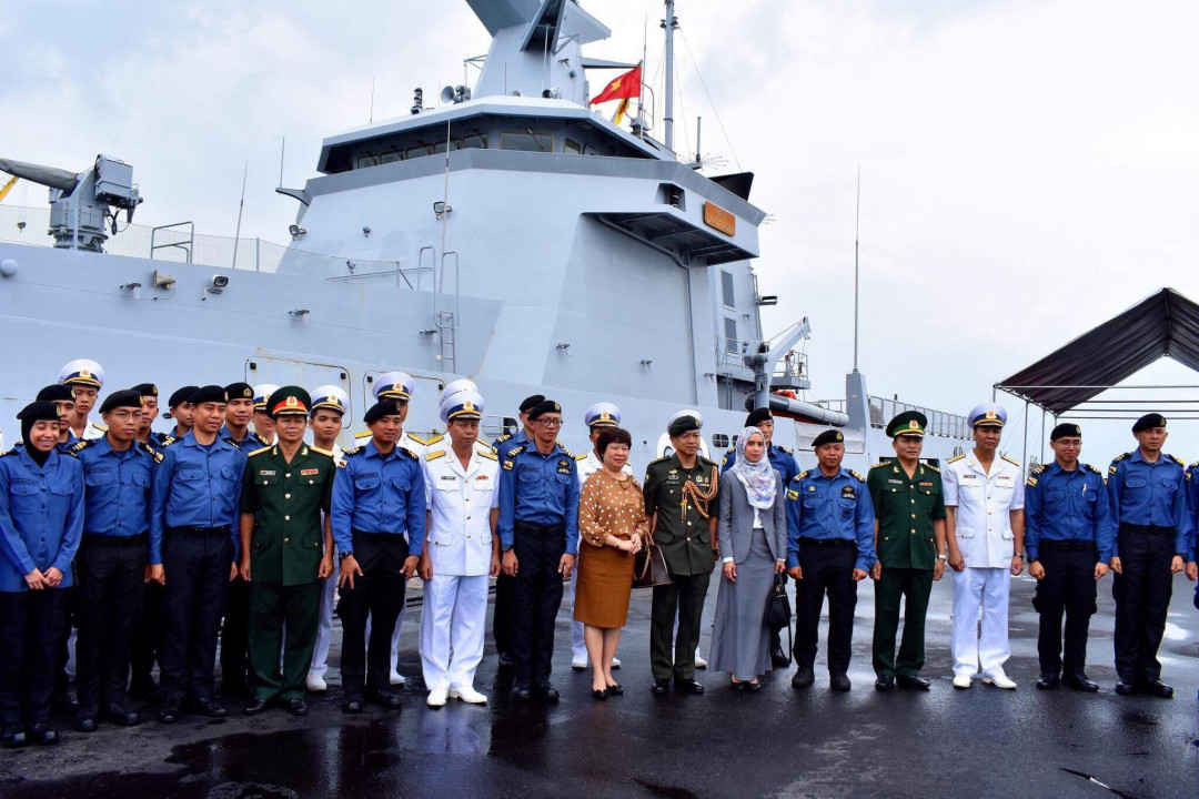 Các sĩ quan và thủy thủ tàu chụp ảnh lưu niệm cùng các sĩ quan Việt Nam