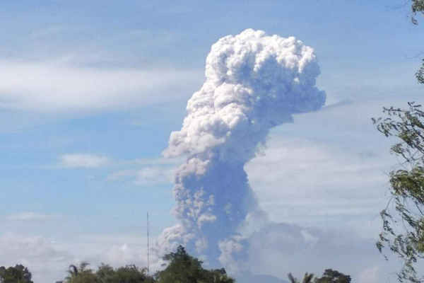 Núi Soputan phun trào trên đảo Sulawesi ở miền Trung Indonesia