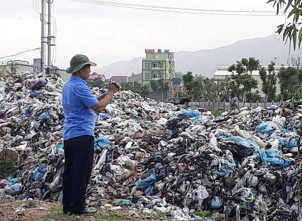 Riêng phường Quỳnh Thiện, thị xã Hoàng Mai có 2 bãi rác thải tạm với khối lượng tập kết lớn