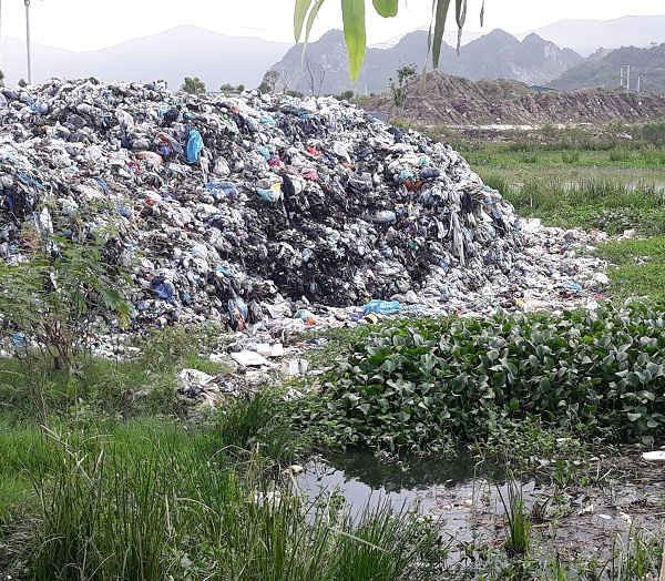 Rác không được xử lý, không có bãi rác thải chung của thị xã Hoàng Mai khiến môi trường của thị xã “trẻ” này nhiều nơi bị ô nhiễm, mất mỹ quan đô thị