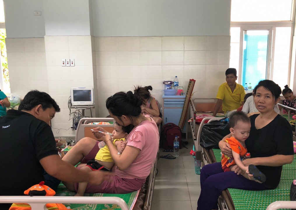 Trẻ nhập viện do dịch bệnh tay chân miệng gia tăng ở Quảng Ngãi