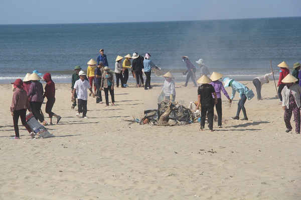 Người dân tổ chức thu gom rác tại bờ biển