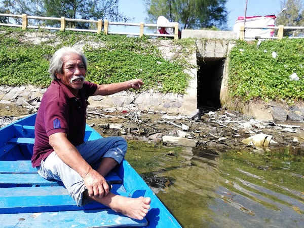 Ông Trần Ngọc Yến một trong những hộ nuôi cá trong hồ Tùng Âu cho rằng do cống xả thải gây ô nhiễm nguồn nước.