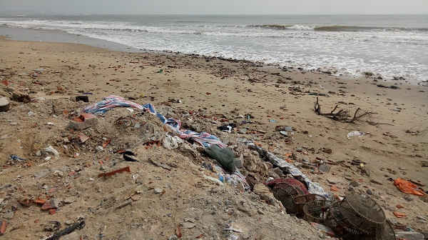 Quảng Bình là tỉnh có nhiều bãi biển thu hút du lịch vì vậy việc thu gom rác cần được thực hiện nhiều hơn