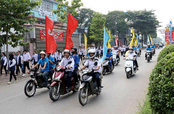 Các đơn vị, lực lượng liên quan tổ chức diễu hành trên đường phố để tuyên truyền về phong, chống bệnh dại tới người dân