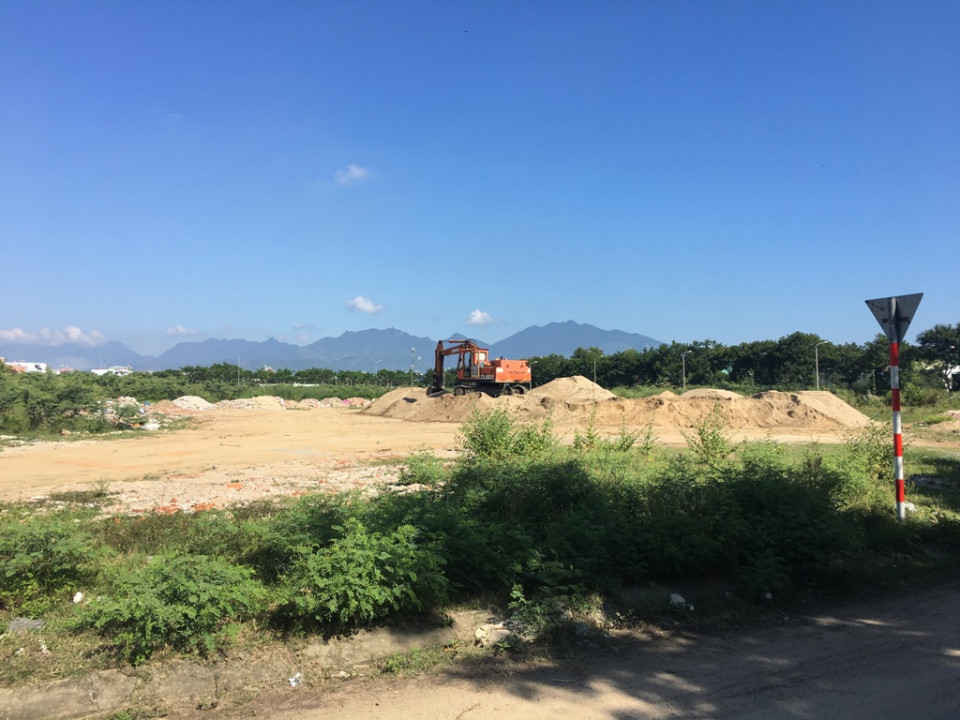 Bãi tập kết cát trái phép tại góc ngã 4 đường Nguyễn Xí và con đường chưa đặt tên