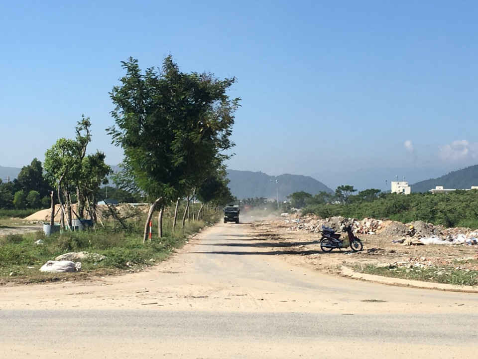 Con đường chưa đặt tên nối từ đường Hoàng Thị Loan đến đường Nguyễn Xí, một bên là bãi đổ xà bần, một bên là bãi tập kết cát