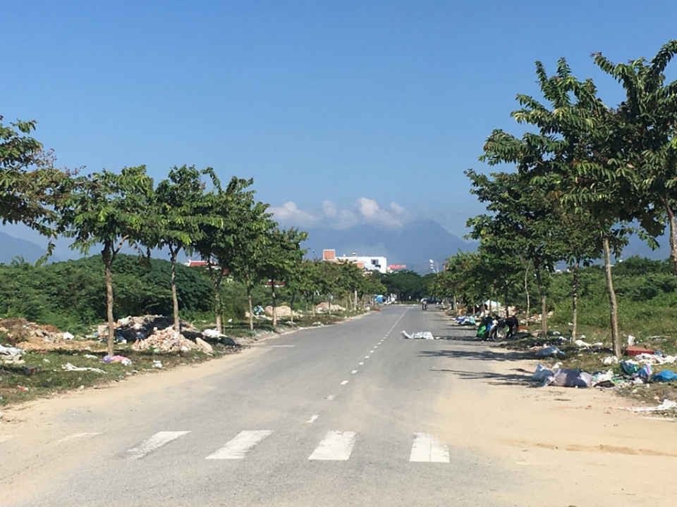 Từ ngã 4 đường Nguyễn Xí và con đường chưa đặt tên thông ra đường Nguyễn Sinh Sắc, dọc hai bên đường đầy xà bần và rác thải sinh hoạt