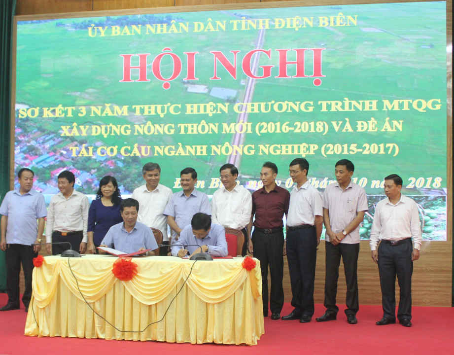 Các huyện ký kết với Ban xây dựng NTM tỉnh Điện Biên