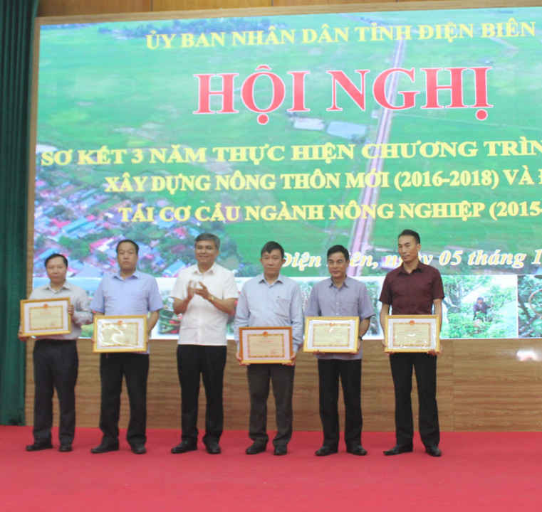 UBND tỉnh Điện Biên trao bằng khen cho các tập thể, cá nhân có thành tích xuất sắc trong thực hiện xây dựng NTM và tái cơ cấu nông nghiệp