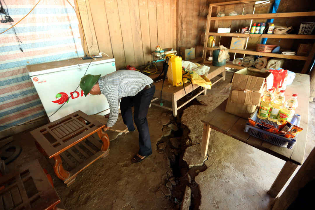 Nhiều hộ dân tại bản Tìa Dình C, xã Tìa Dình, huyện Điện Biên Đông lo lắng trước nguy cơ sạt lở, sụt lún