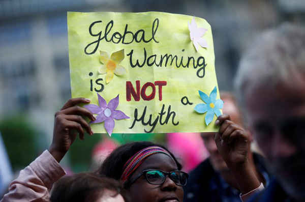 Mọi người biểu tình trước hội nghị thượng đỉnh G20 tại Hamburg, Đức vào ngày 2/7/2017. Tờ cáo thị ghi 'Sự ấm lên toàn cầu không phải là một huyền thoại'. Ảnh: Hannibal Hanschke