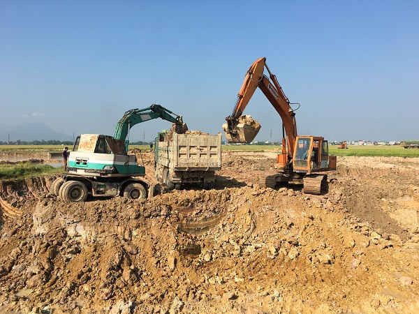 Ngày 24/09/2018, ông Vũ Trọng Sơn ngang nhiên cho 2 máy xúc khai thác đất trái phép tại khu vực ruộng của bà Vũ Thị Phiên.