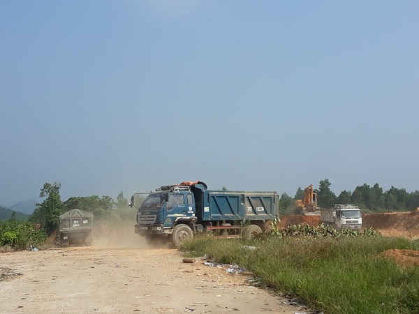 Máy múc và xe tải làm việc hết công suất tại quả đồi sát bãi rác thị xã Thái Hòa