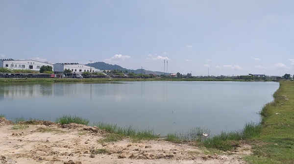 Dự án cải tạo ao trước Công ty Haivina Kim Liên UBND xã Nam Giang đã để đơn vị thi công đào múc vượt quá độ sâu lòng hồ 1,05 m, đào lấn hành lang QL46B, sai với phương án đã được phê duyệt.