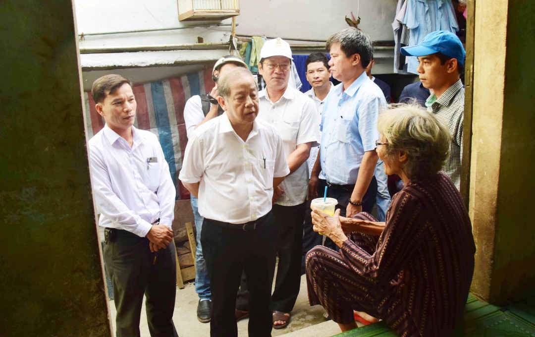 Ông Phan Ngọc Thọ- Chủ tịch UBND tỉnh Thừa Thiên Huế đi khảo sát thực tế về cuộc sống của người dân sống xung quanh Kinh thành...
