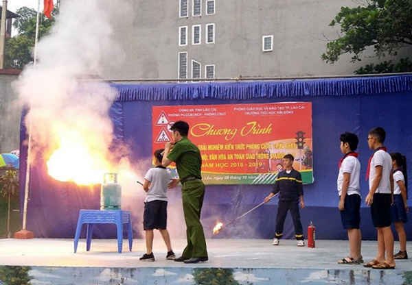 Học sinh và giáo viên được tham gia thực hành và xử lý các tình huống cháy nổ