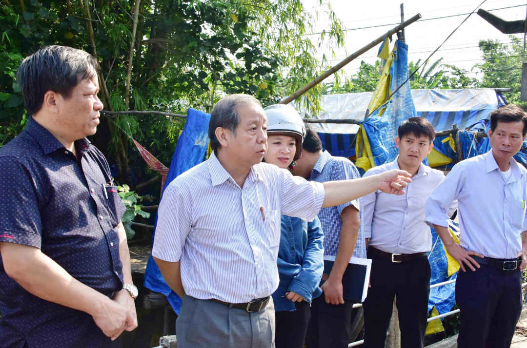 Ông Phan Ngọc Thọ- Chủ tịch UBND tỉnh Thừa Thiên Huế đến thôn Lại Tân để chia sẻ những khó khăn với người dân