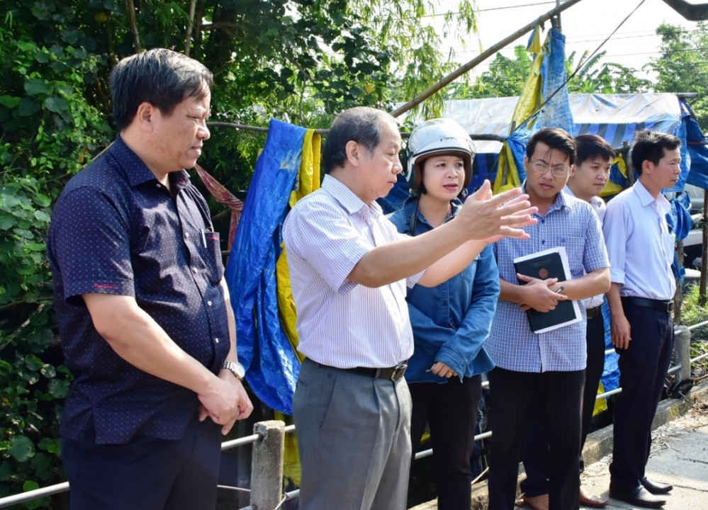 Ông Phan Ngọc Thọ- Chủ tịch UBND tỉnh Thừa Thiên Huế đã trực tiếp xuống thôn Lại Tân để kiểm tra nắm bắt tình hình