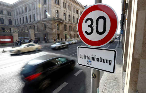 Xe ô tô trên đường Leipziger Strasse có thể bị ảnh hưởng bởi một phiên tòa liên quan đến lệnh cấm xe diesel ở Berlin, Đức vào ngày 8/10/2018. Ảnh: Fabrizio Bensch