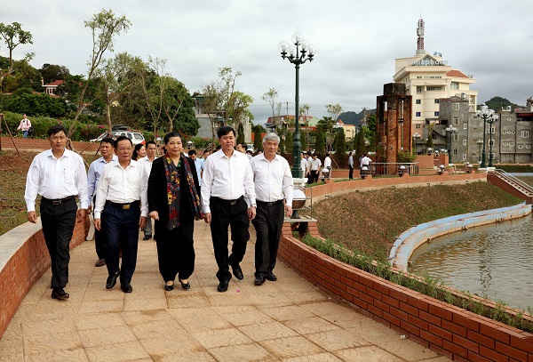 Phó Chủ tịch Thường trực Quốc hội Tòng Thị Phóng khảo sát thực địa tại khu vực quảng trường Thành phố Sơn La.