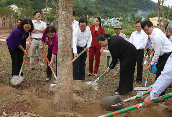 Phó Chủ tịch Thường trực Quốc hội Tòng Thị Phóng và Đoàn đại biểu Quốc hội tỉnh Sơn La trồng cây lưu niệm tại khu vực Quảng trường thành phố Sơn La.