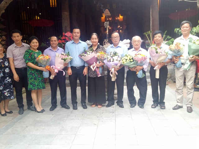 Lãnh đạo Sở du lịch Hà Nội, UBND quận Hoàn Kiếm dành tặng cho các nghệ nhân