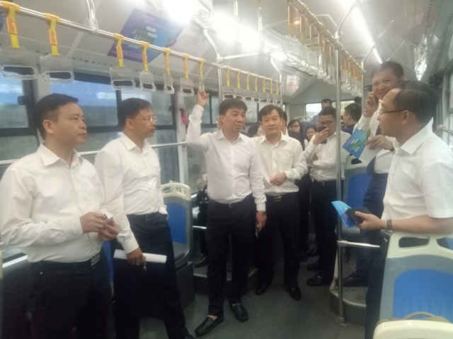 Lãnh đạo một số Sở ngành của Hà Nội cũng trực tiếp sử dụng vé tháng điện tử trên tuyến buýt nhanh BRT