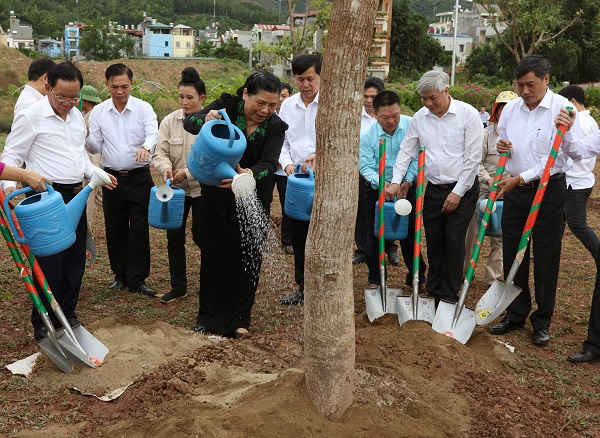 Phó Chủ tịch Thường trực Quốc hội Tòng Thị Phóng và Đoàn đại biểu Quốc hội tỉnh Sơn La trồng cây lưu niệm tại khu vực Quảng trường thành phố Sơn La.