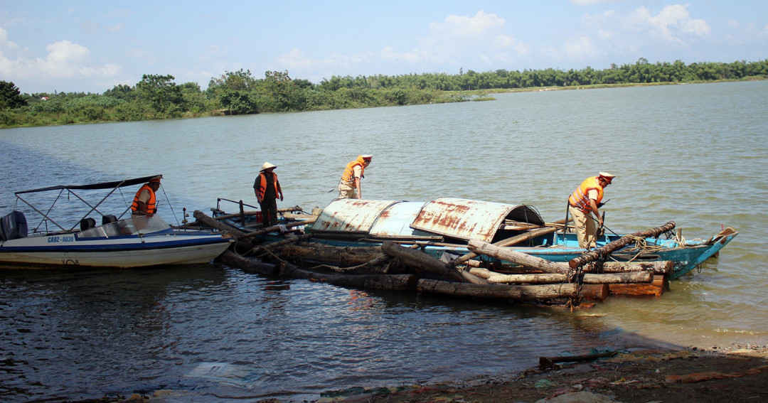 Lực lượng CSGT đường thủy đưa số gỗ lậu trên sông Thu Bồn vào bờ