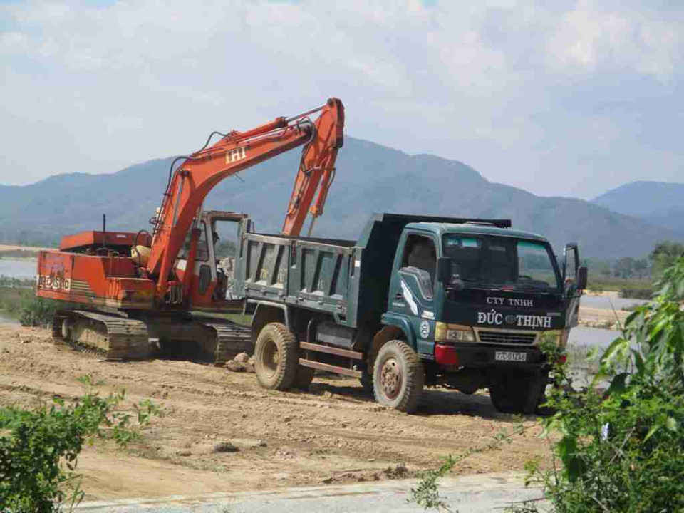 Bờ kè đê sông Kôn khối Hòa Lạc, thị trấn Phú Phong, huyện Tây Sơn đang thi công xây dựng