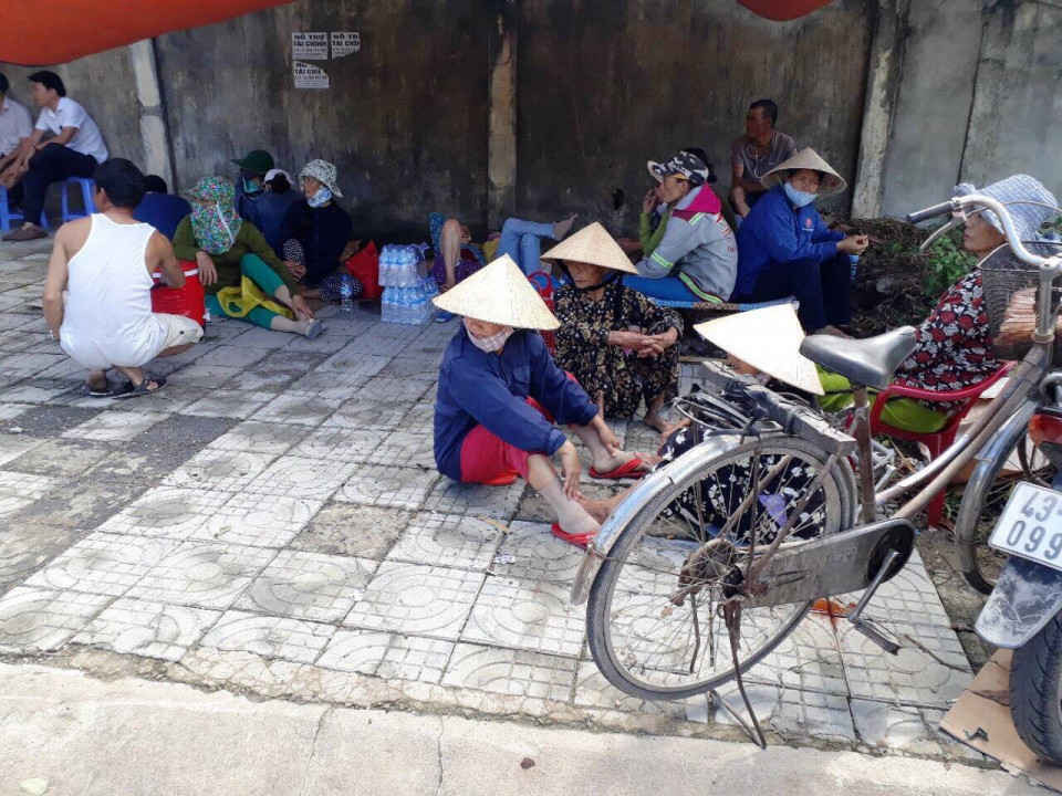Người dân chặn xe chở rác vào bãi tập kết Khánh Sơn