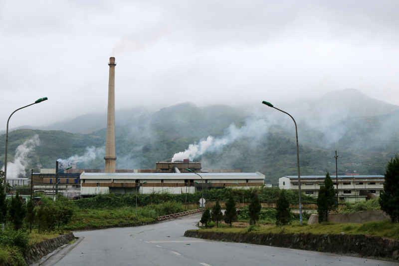 Các nhà máy hoạt động trong KCN Tằng Loỏng đang ngày đêm xả thải ra môi trường làn ảnh hưởng tới đời sống của người dân đang sinh sống gần đó
