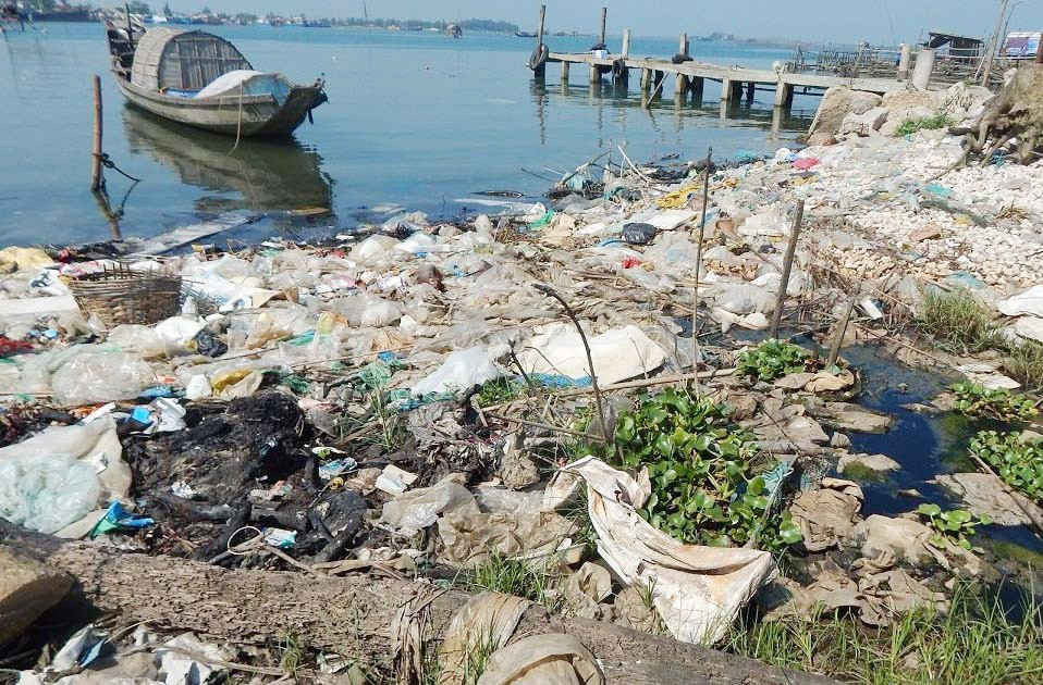 Rác thải tràn ngập xung quanh cảng cá Thuận An