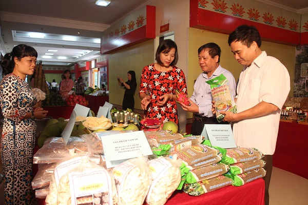 Tại hội nghị còn trưng bày các gian hàng nông sản đến từ các địa phương của tỉnh Yên Bái