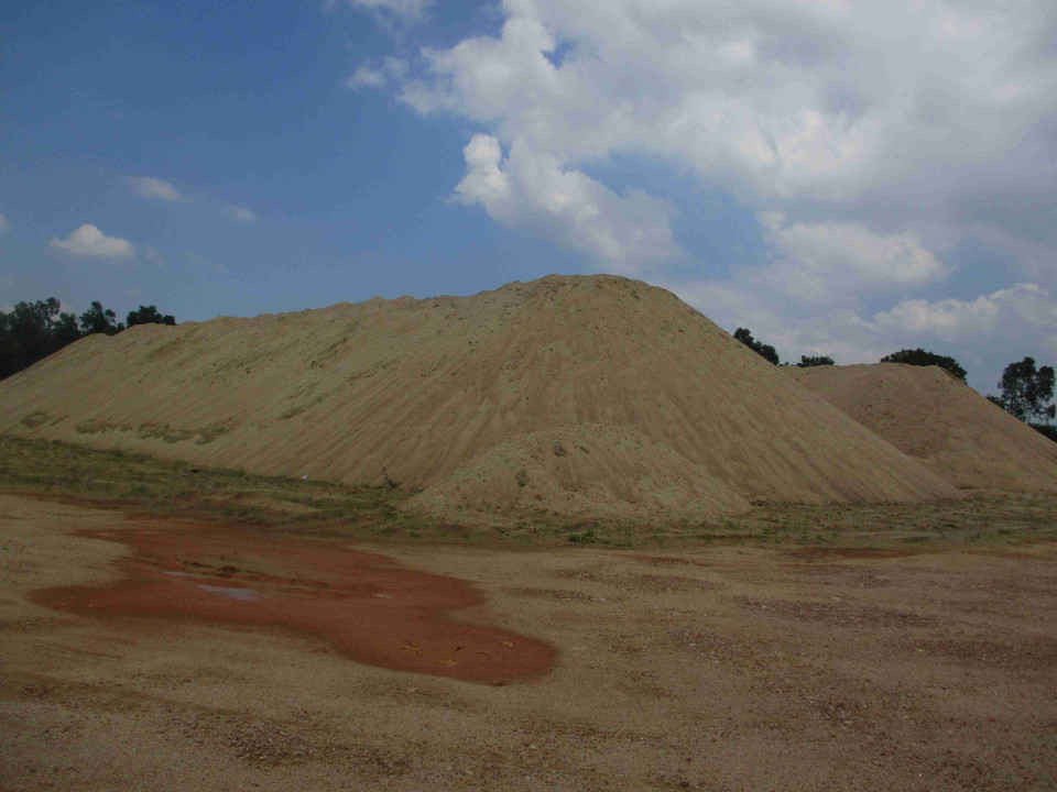 Trong khuôn viên CCN Đồi Hỏa Sơn đang chứa hai bãi cát với khối lượng rất lớn