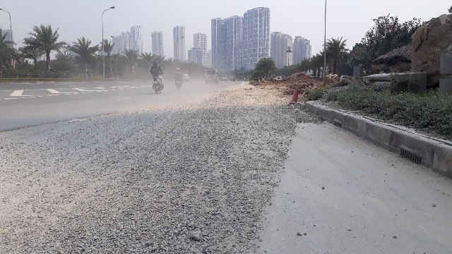 Đại lộ Thăng Long luôn trong tình trạng nhếch nhác mất vệ sinh môi trường một phần do việc thi công của tuyến đường ống nước Sông Đà