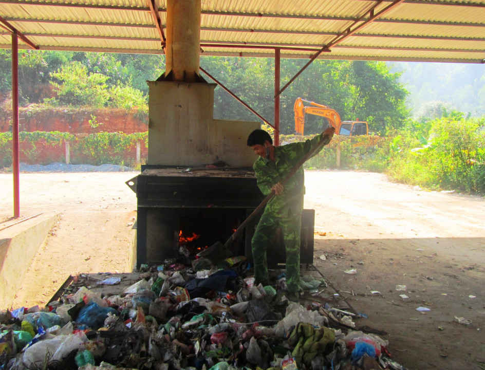 2. Rác thải khu vực lòng chảo huyện Điện Biên được thu gom, xử lý tại Nhà máy xử lý rác thải Púng Min, xã Pom Lót