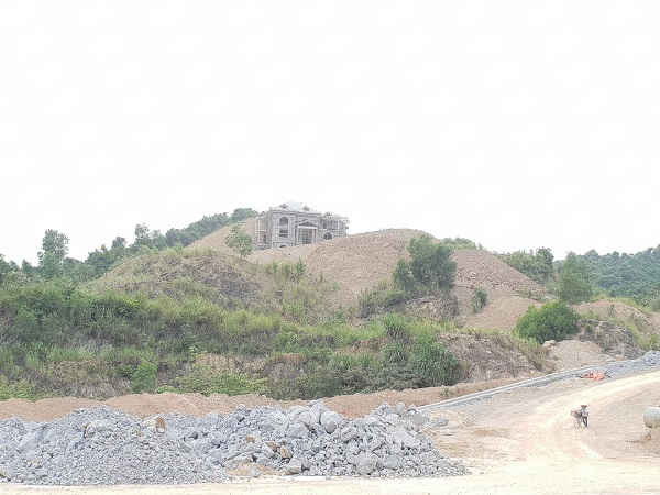Toàn cảnh khu “biệt phủ” được xây trên một quả đồi
