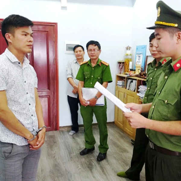 Cơ quan an ninh đọc lệnh bắt Phan Đức Lợi (Ảnh: Nguồn Công an Hà Tĩnh)