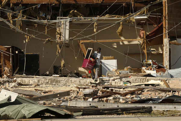 Kaleb Cassel, 13 tuổi di chuyển đồ đạc từ một chợ trời bị phá hủy do bão Michael tại thành phố Panama, Florida, Mỹ vào ngày 11/10/2018. Ảnh: Jonathan Bachman