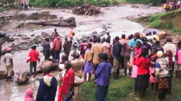 Một bức ảnh do Hội chữ thập đỏ Uganda cung cấp vào ngày 11/10/2018 cho thấy thiệt hại sau khi nước sông tràn bờ ở thị trấn phía Đông Bukalasi, quận Bududa, Uganda. Ảnh: AFP