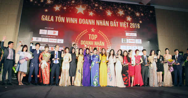 Lãnh đạo VCCI và Sở Công thương Hà Nội trao Cup sao vàng cho Top Doanh nhân đất việt 2018