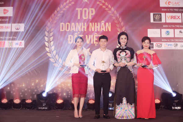 Doanh nhân Vũ Thuý Nga - CT Hội nữ doanh nhân doanh nghiệp VVN Việt Nam tri ân các nhà tài trợ Bạc