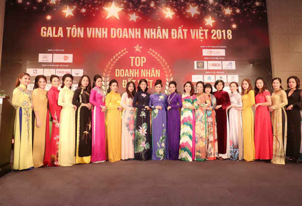 Các Doanh nhân mạng lưới nữ lãnh đạo Happy Women vinh dự nhận Top sao vàng doanh nhân đất việt 2018