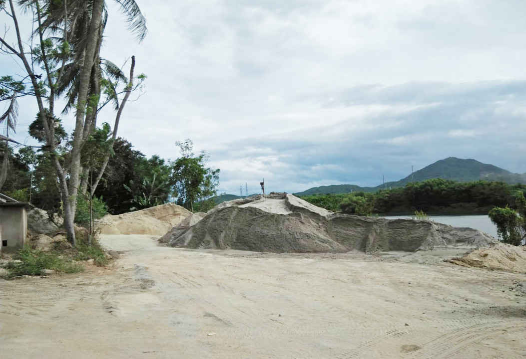 Những bãi tập kết cát trái phép dọc sông Hương
