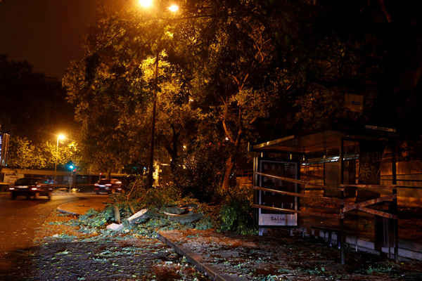 Các nhánh cây nằm rải rác trên đường tại khu phố Benfica khi bão Leslie đi qua ở Lisbon, Bồ Đào Nha vào ngày 14/10/2018. Ảnh: Rafael Marchante